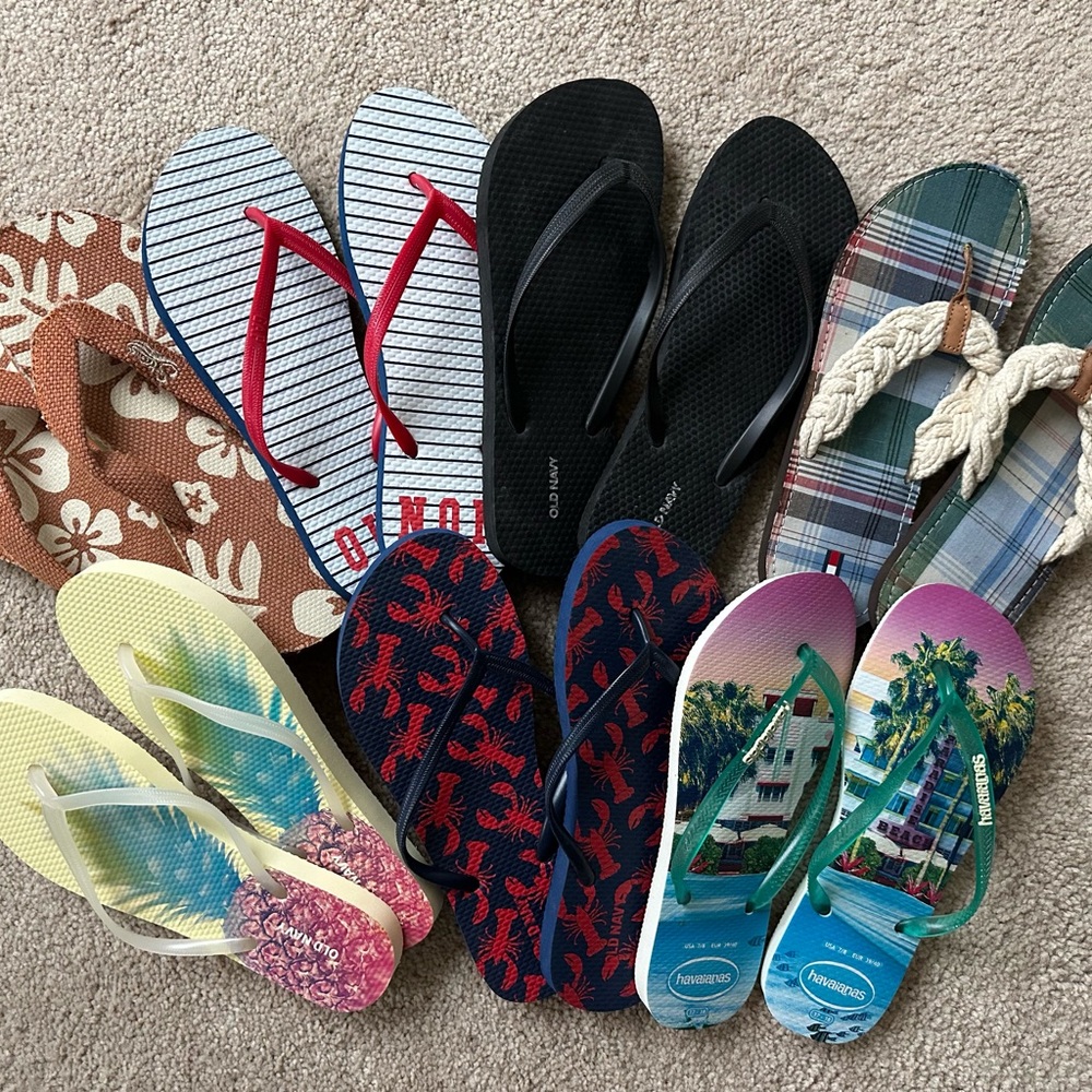 Seven pairs of flip flops, size 7/8